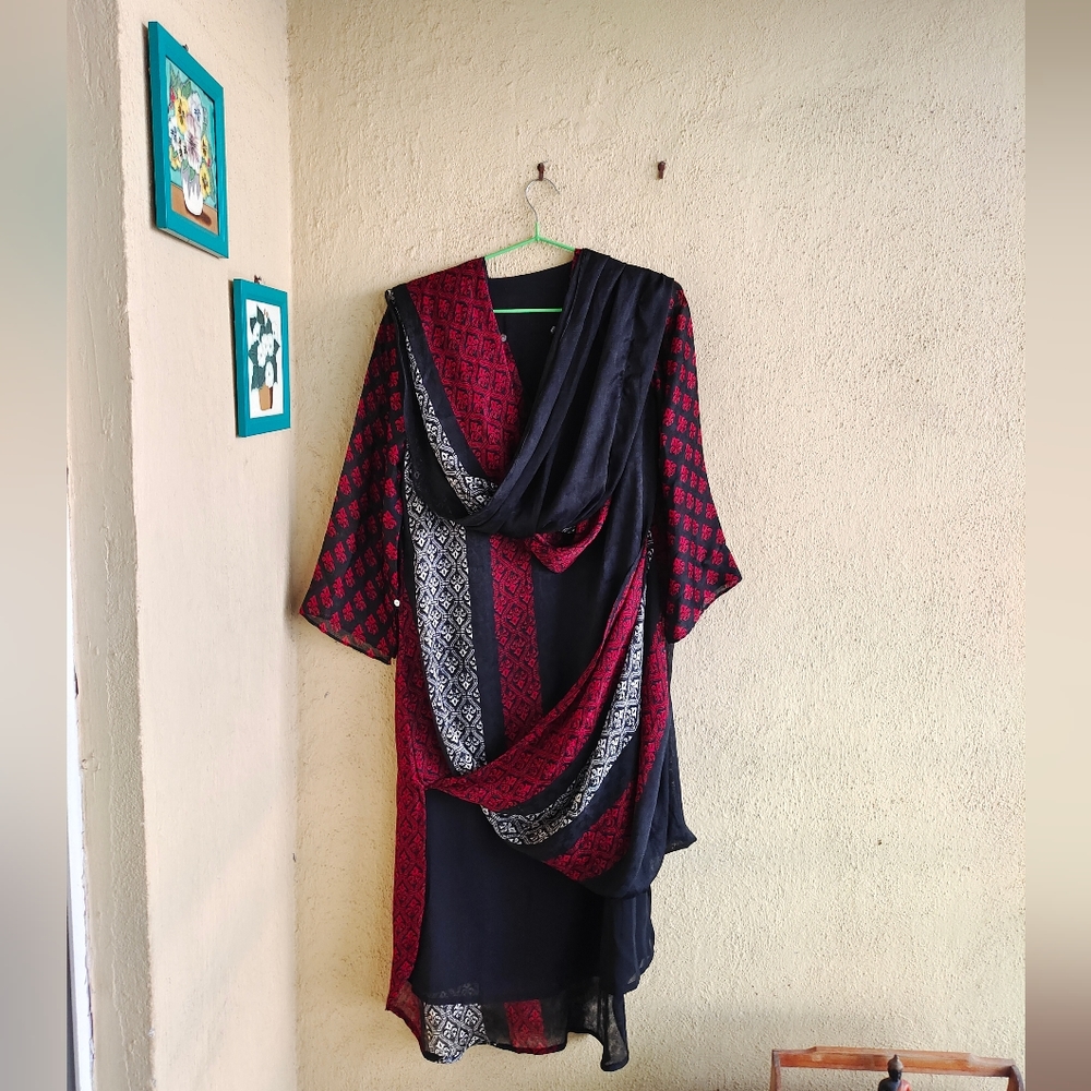 Black and Red Kurta dress/ kurta with long dupatta. Small to medium. - Picture 3 of 15